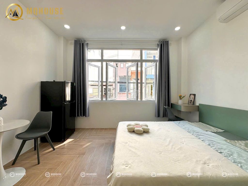 Studio of the wide open sky windows right on the Phan Xích Long food street