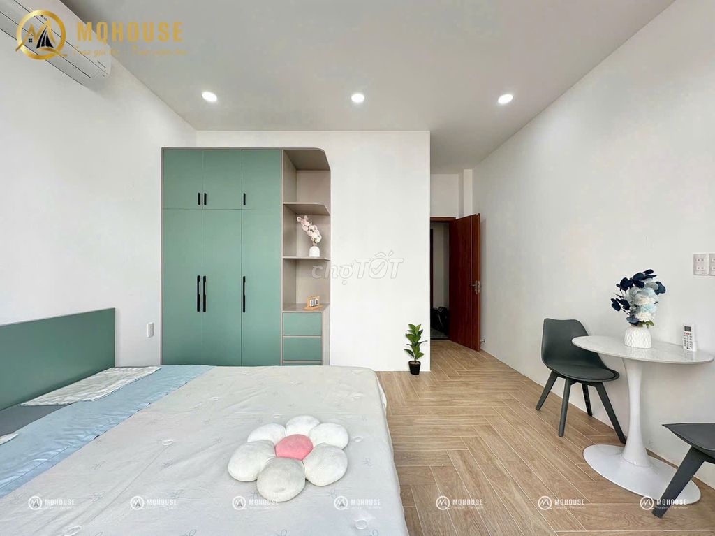 Studio of the wide open sky windows right on the Phan Xích Long food street