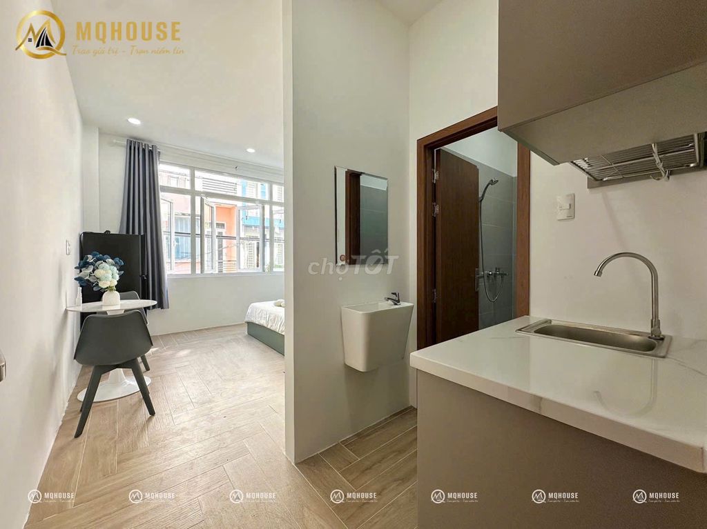 Studio of the wide open sky windows right on the Phan Xích Long food street