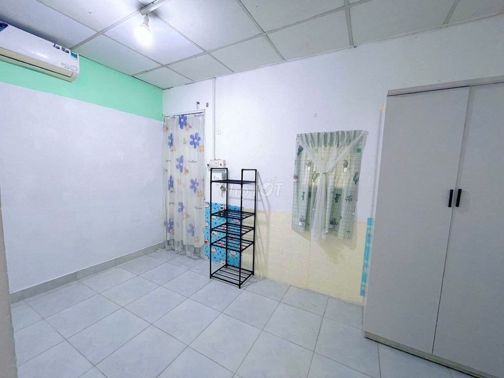 The interior room -- right here at Etown, near the T3 station. Price: 3.2 million.