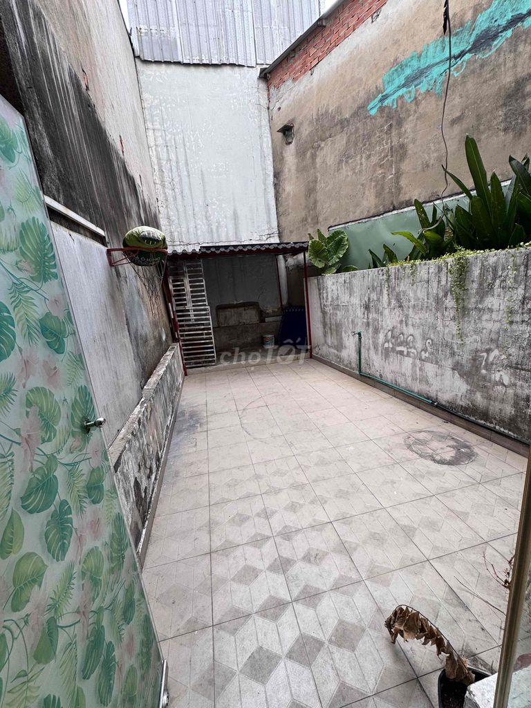 Rent a nice home. 12nd District border.