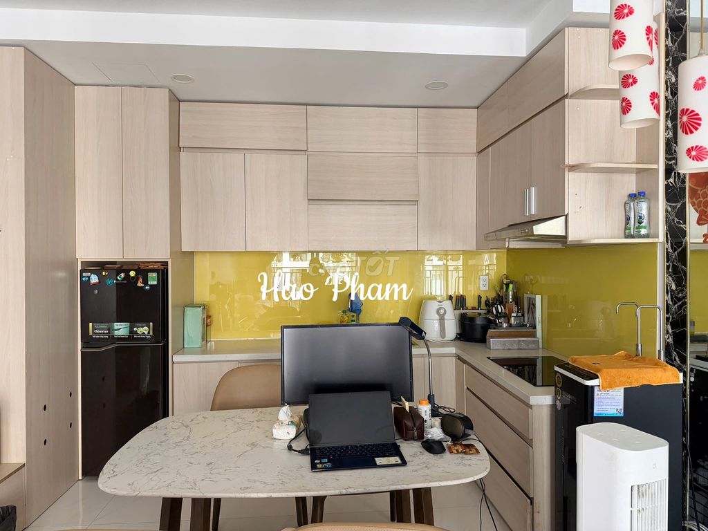 Find a woman to rent a room in Sunrise Riverside apartment.