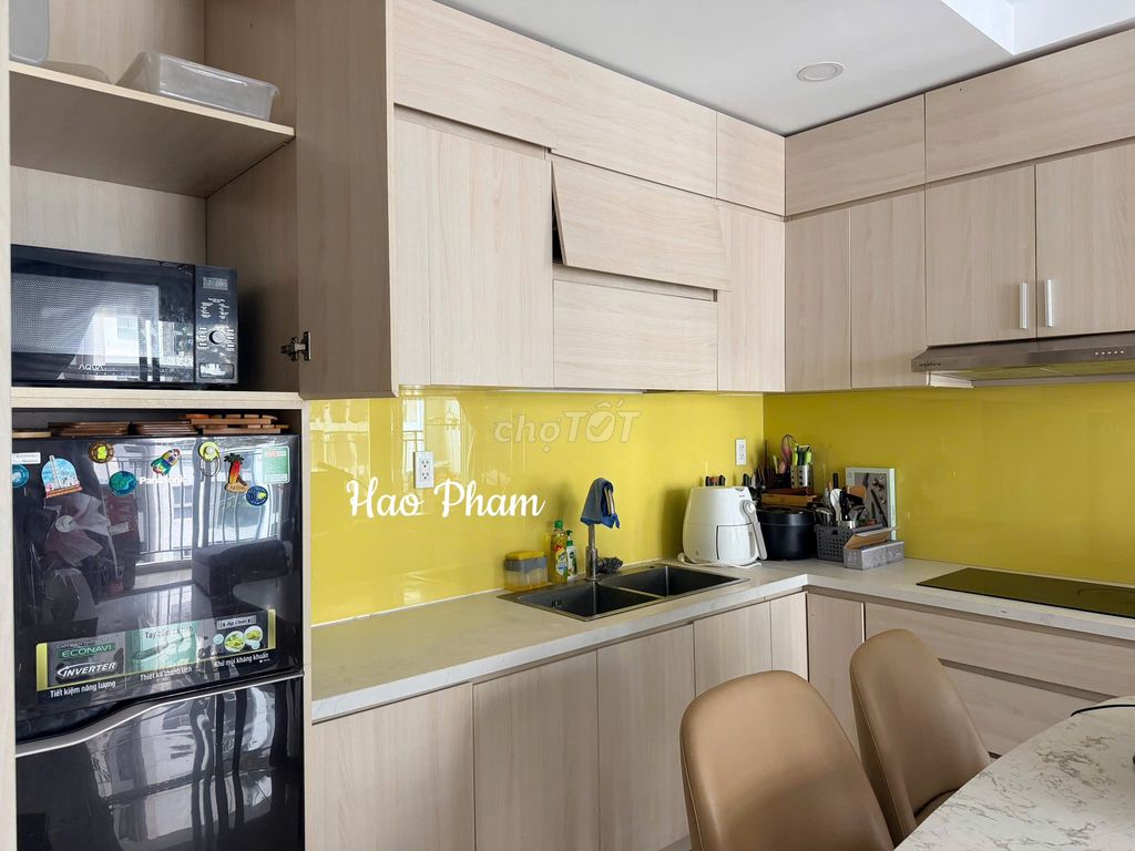 Find a woman to rent a room in Sunrise Riverside apartment.