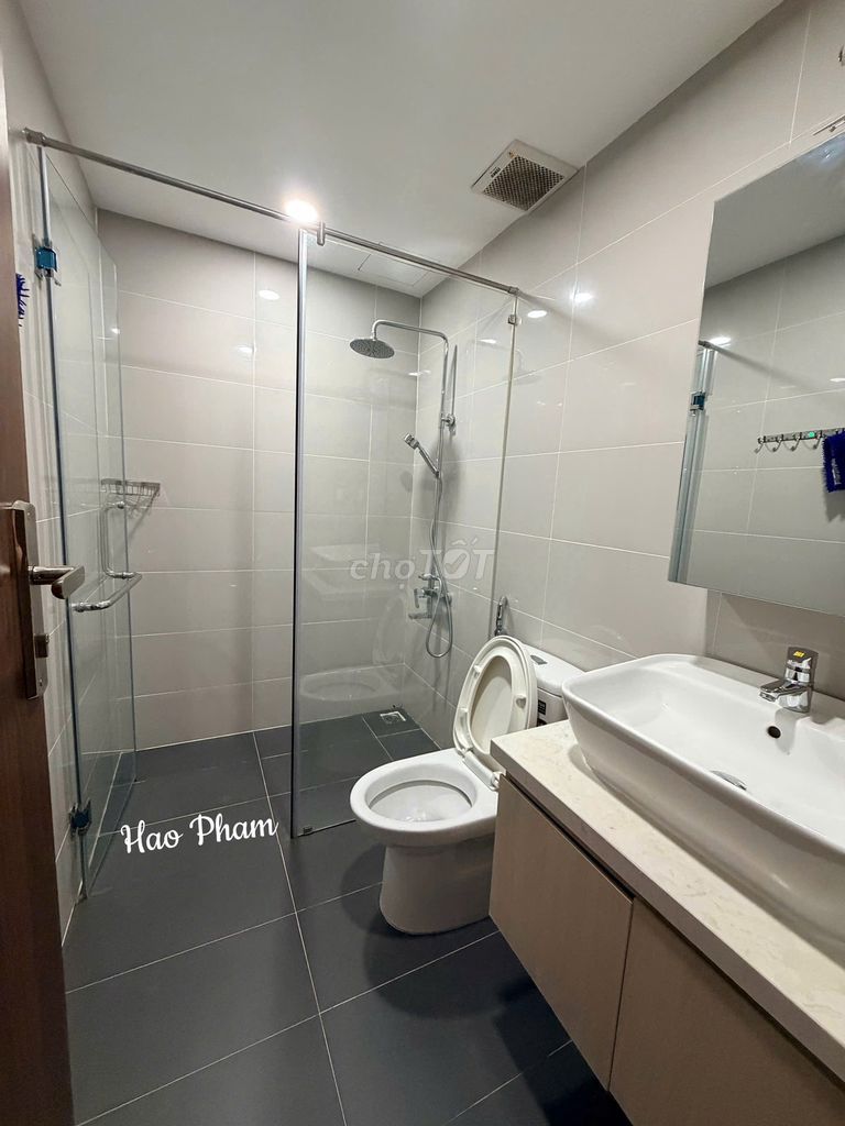 Find a woman to rent a room in Sunrise Riverside apartment.