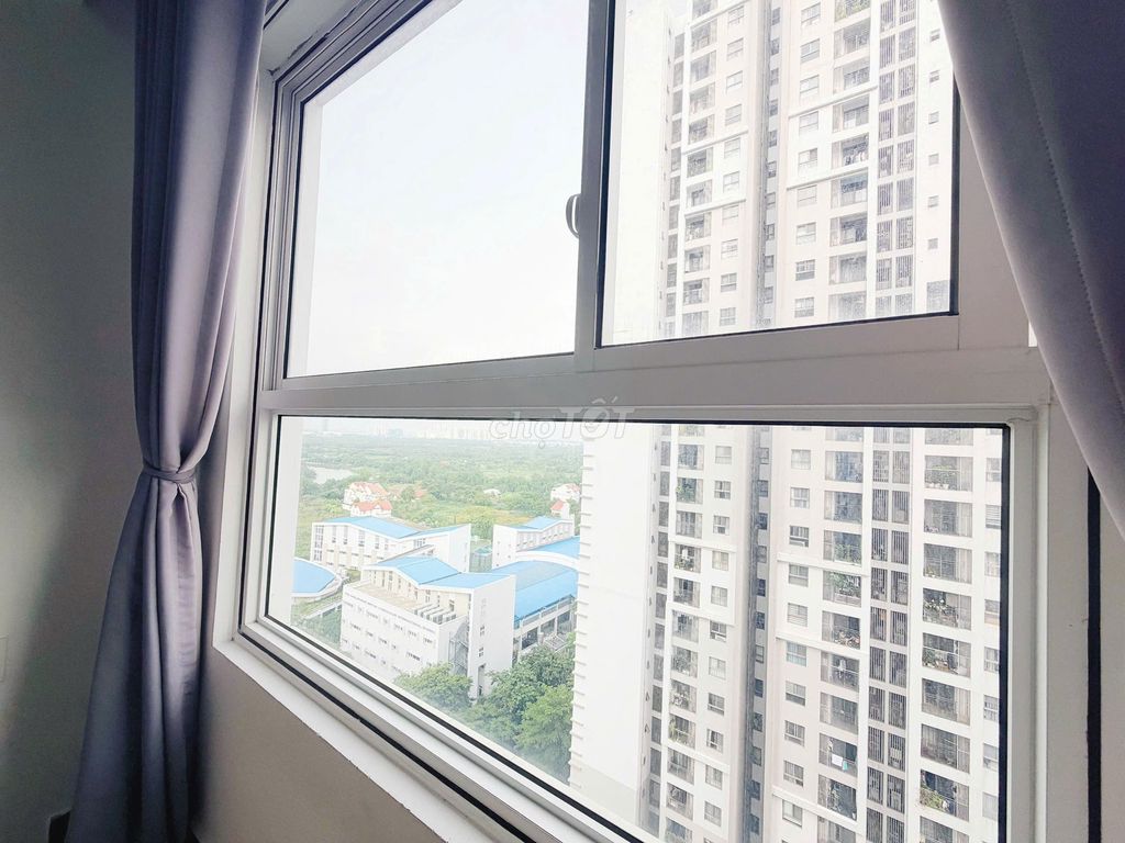 Find a woman to rent a room in Sunrise Riverside apartment.