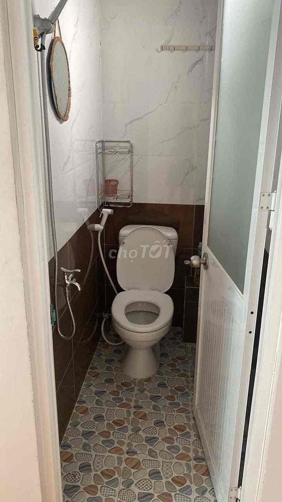 It's a private house for rent. Two bedrooms, two toilets for 6 million districts.