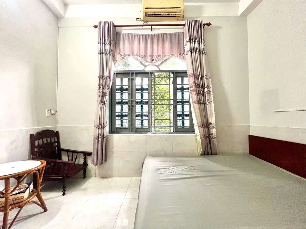 A low-priced hotel room full of furniture right Nguyễn Ảnh Thủ, signout, cvpm