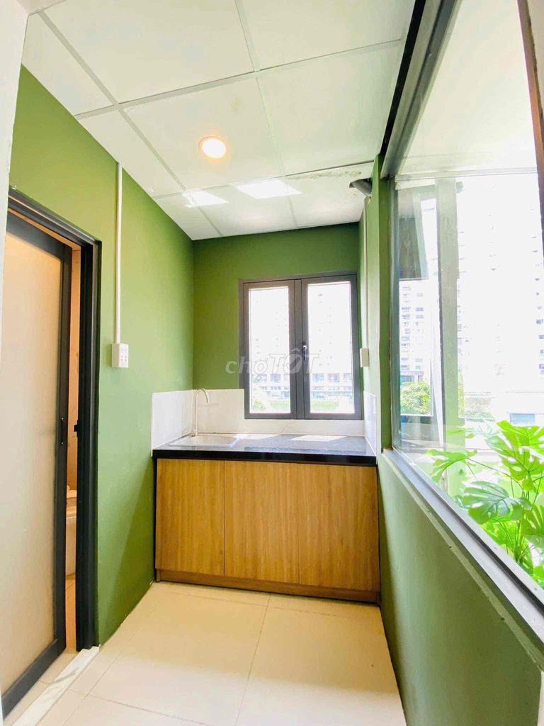 Rent a window studio full of glasses near Mount Fuji