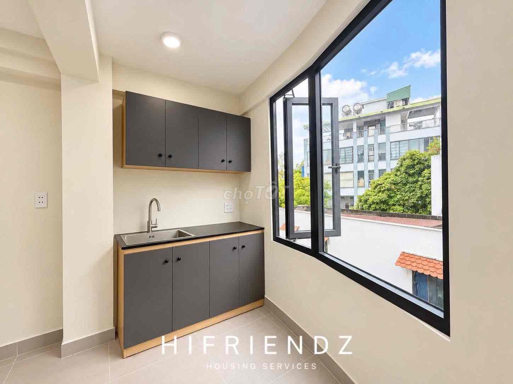 The new building room is 100% new, right here intown Cộng Hoà.