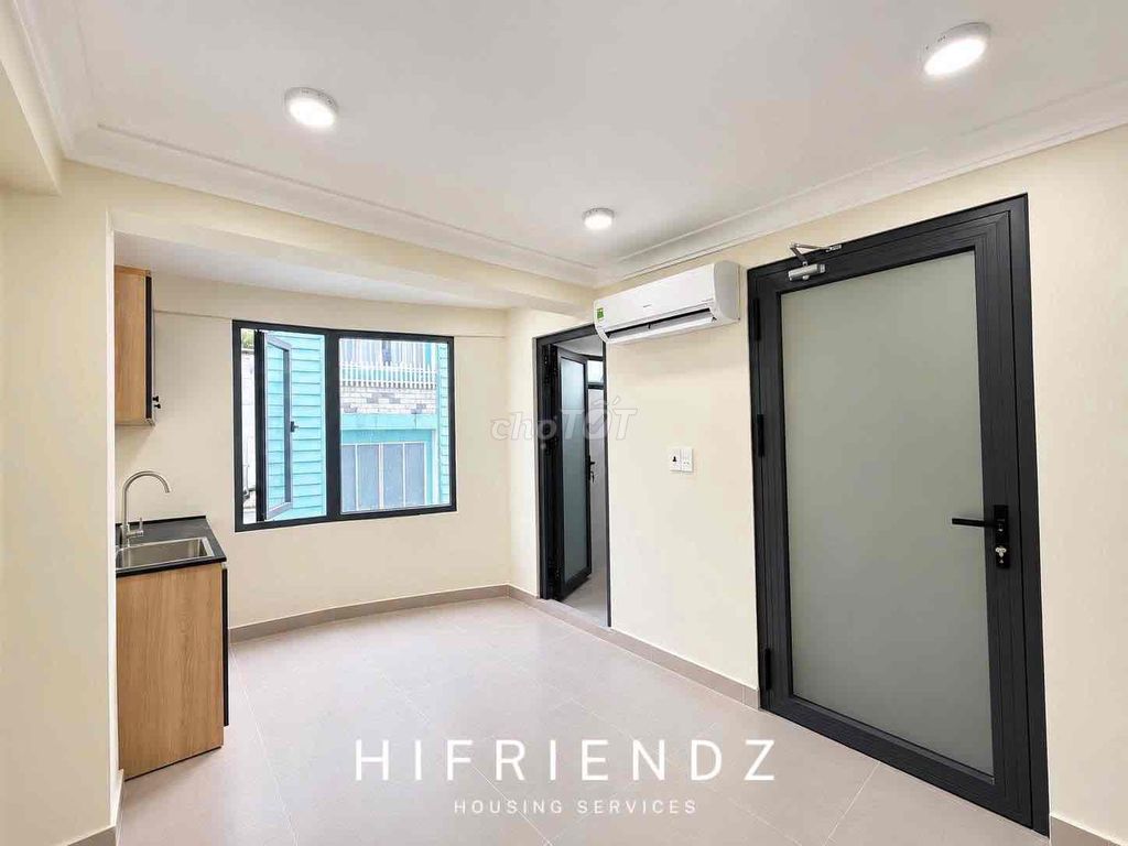 The new building room is 100% new, right here intown Cộng Hoà.