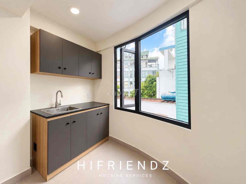 The new building room is 100% new, right here intown Cộng Hoà.