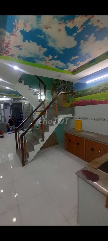 Clean house, move in, stay on the floor. One floor. Two bedrooms. Two toilets.