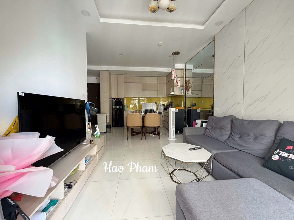 Find a woman to rent a room in Sunrise Riverside apartment.