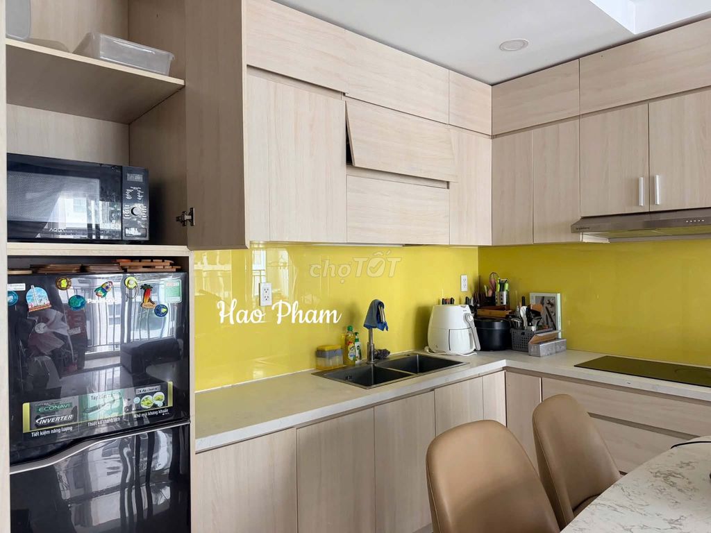 Find a woman to rent a room in Sunrise Riverside apartment.