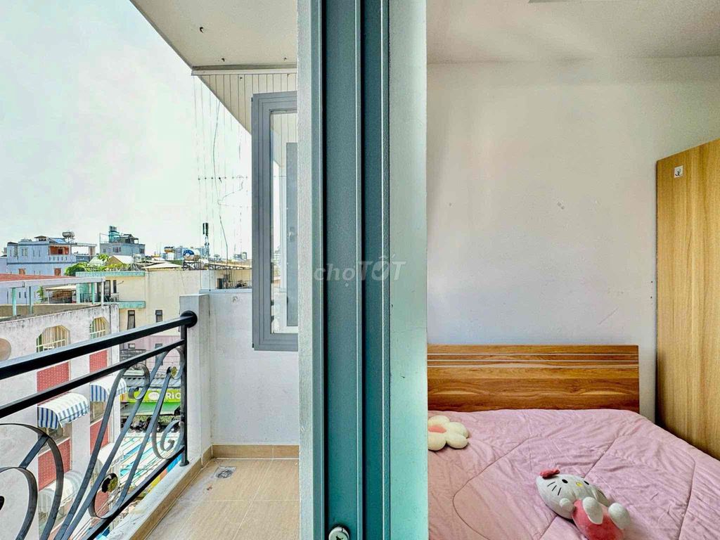 Rent a clear balcony studio at Tô Hiến Thành District 10.
