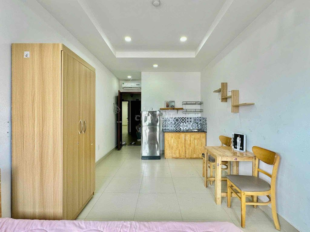 Rent a clear balcony studio at Tô Hiến Thành District 10.