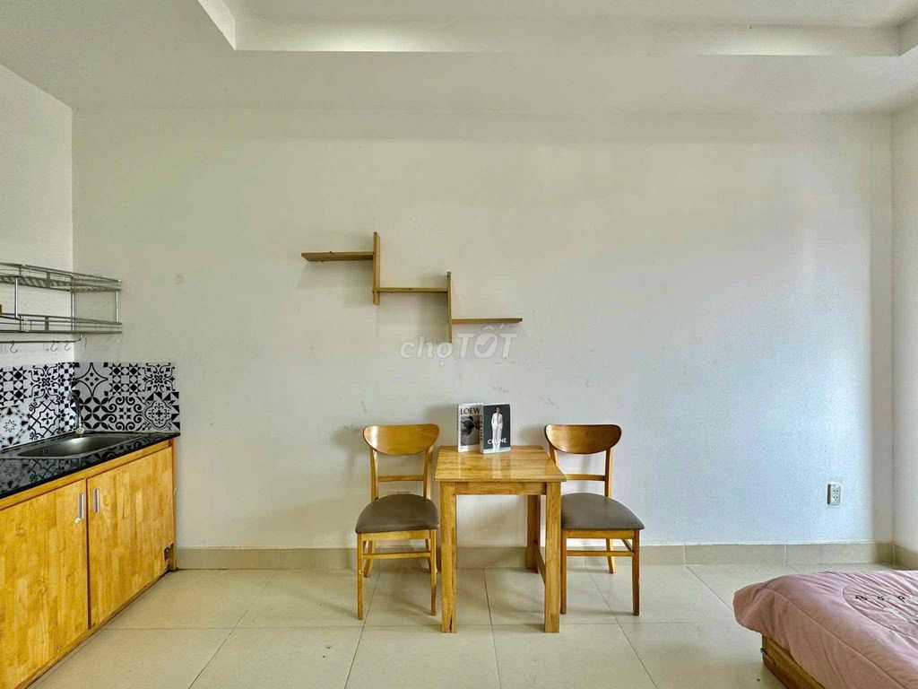 Rent a clear balcony studio at Tô Hiến Thành District 10.