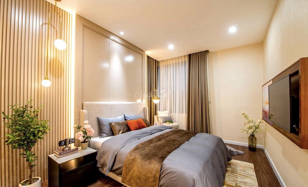 Rent the penthouse 24th floor-- Bình Tân 01-7... just nine million a month.