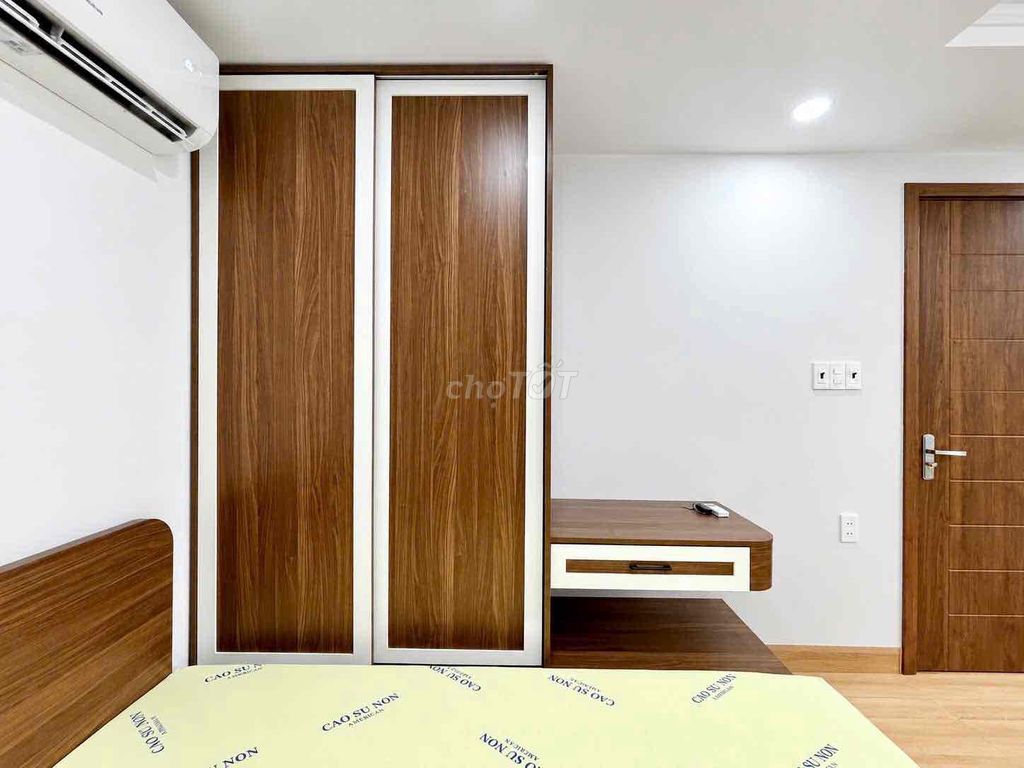 studio full interior right at T3 - etown Station Republic