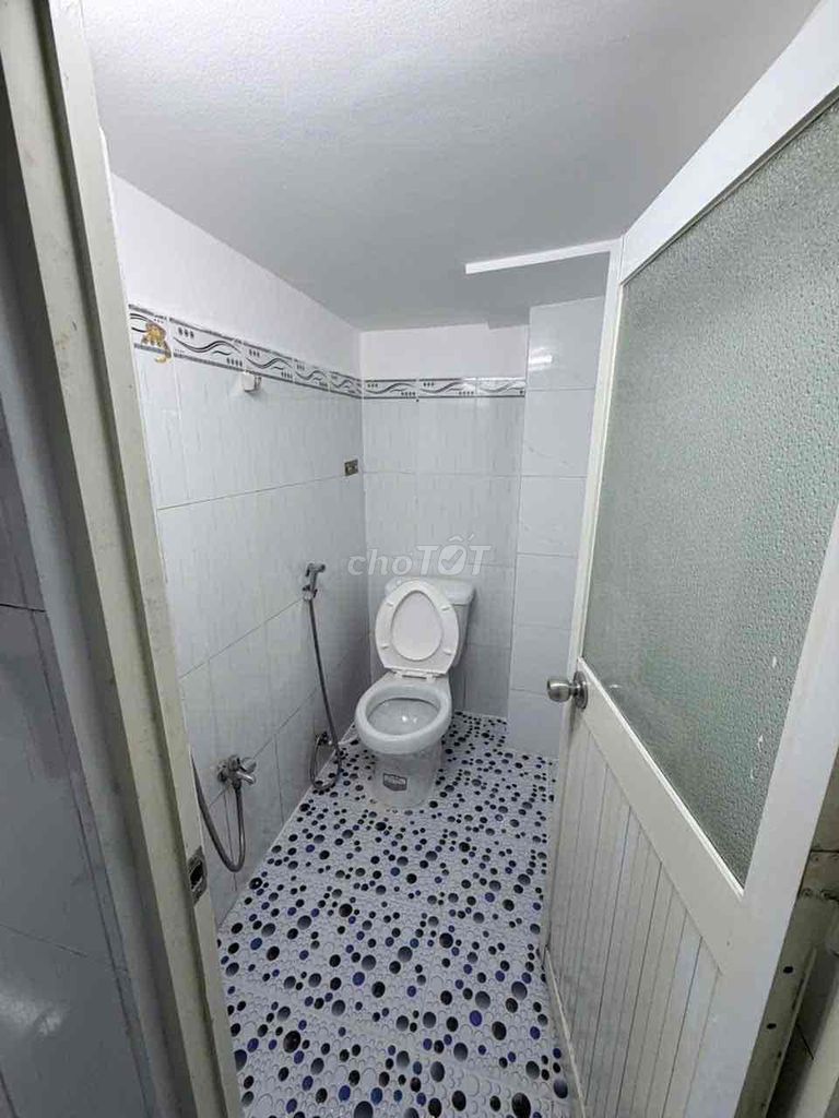 I need to see a room. It's a double bedroom. Two bathrooms.