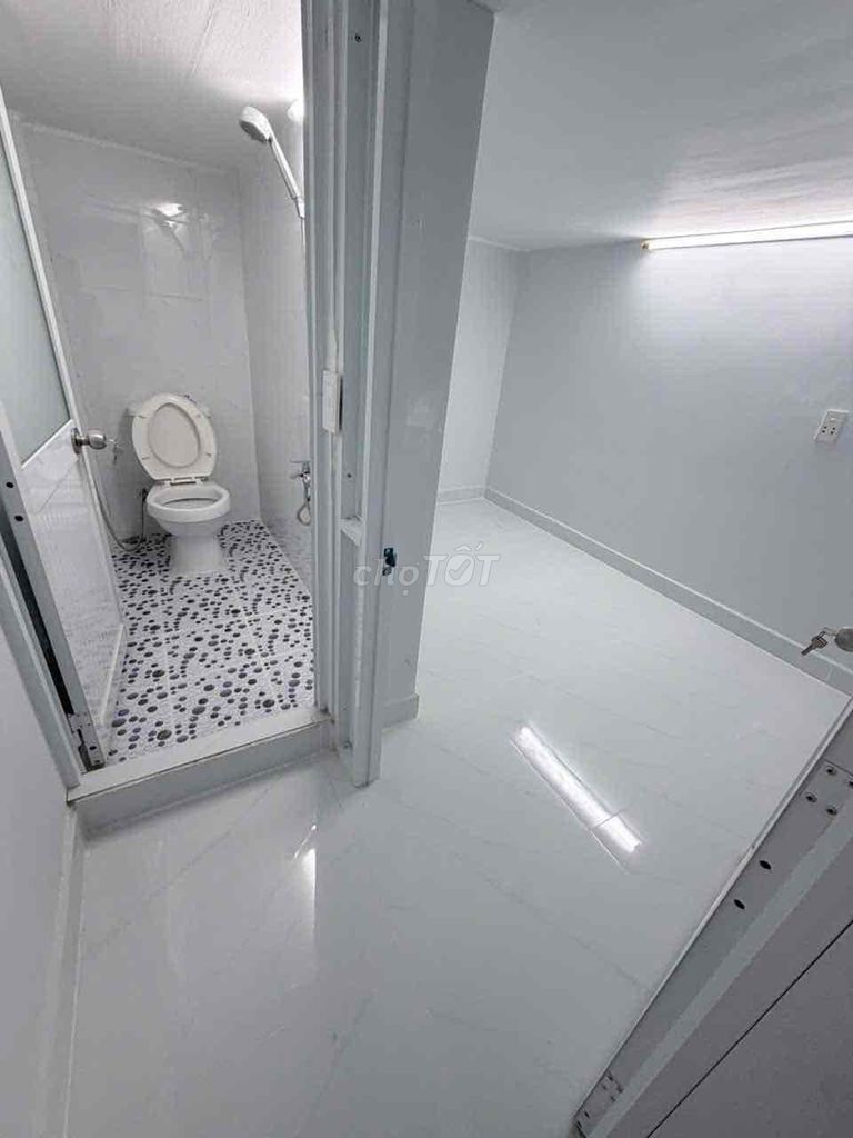I need to see a room. It's a double bedroom. Two bathrooms.