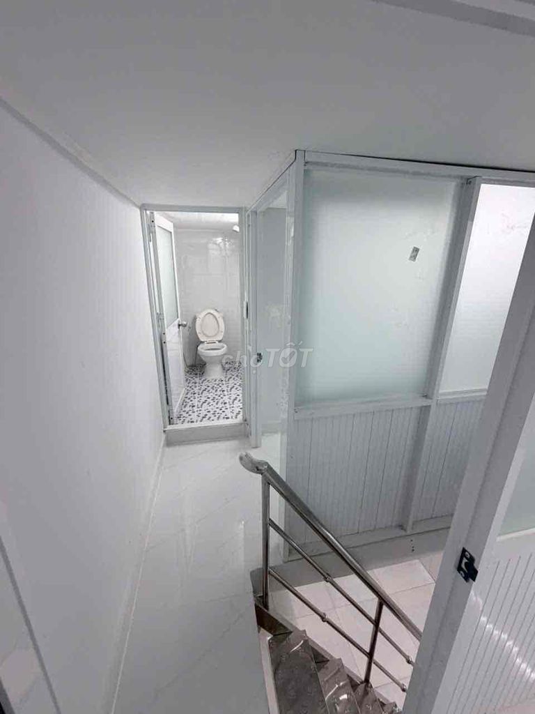 I need to see a room. It's a double bedroom. Two bathrooms.