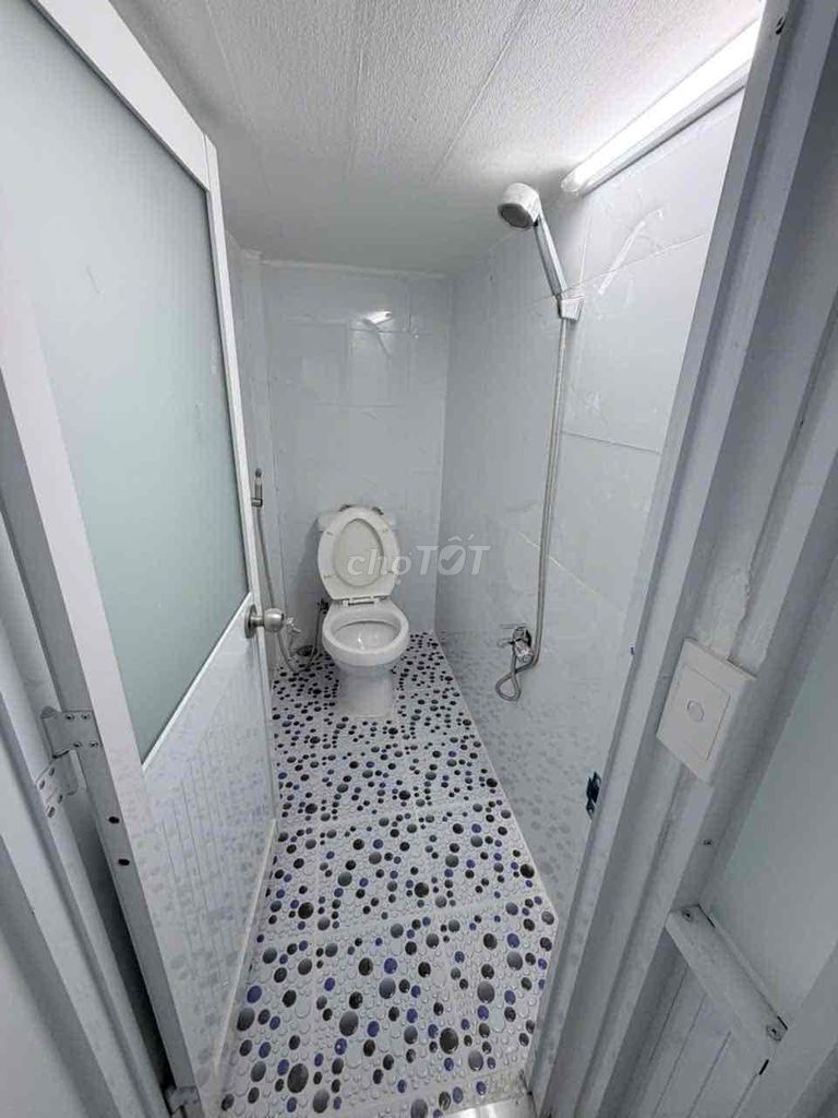 I need to see a room. It's a double bedroom. Two bathrooms.