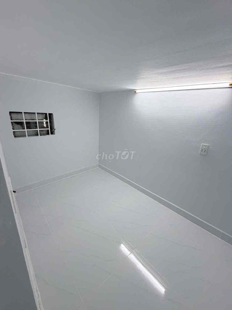 I need to see a room. It's a double bedroom. Two bathrooms.
