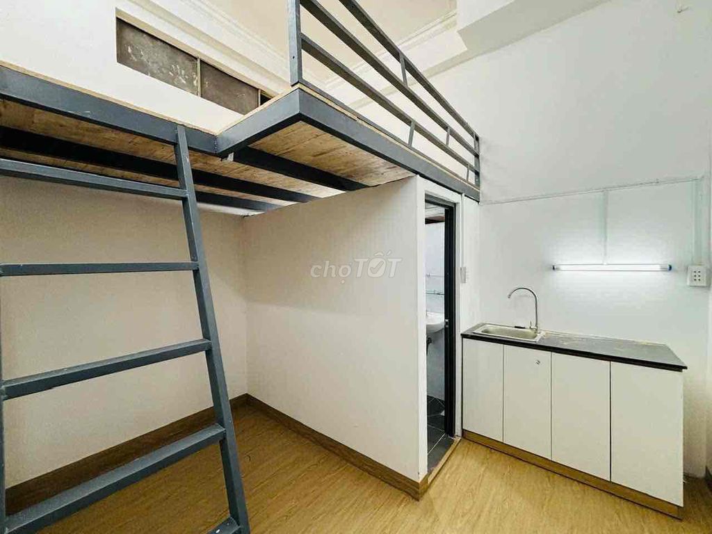 The room is located in the center of Tân Bình, which is available to move.
