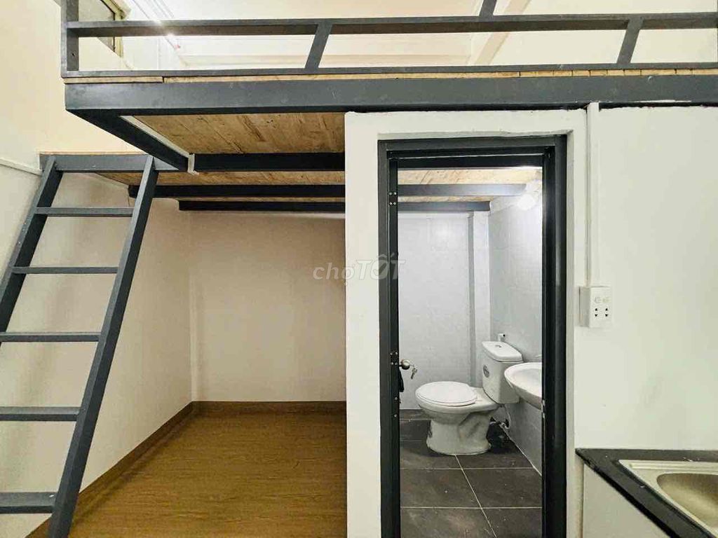 The room is located in the center of Tân Bình, which is available to move.
