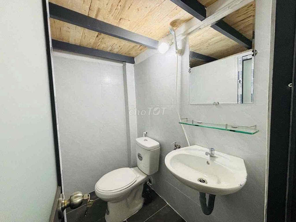 The room is located in the center of Tân Bình, which is available to move.