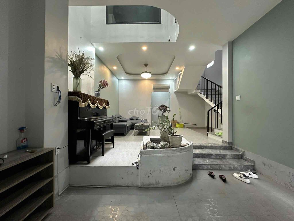 - Four-story, four-story, four-story toilets near Hoàng Sa County 1.