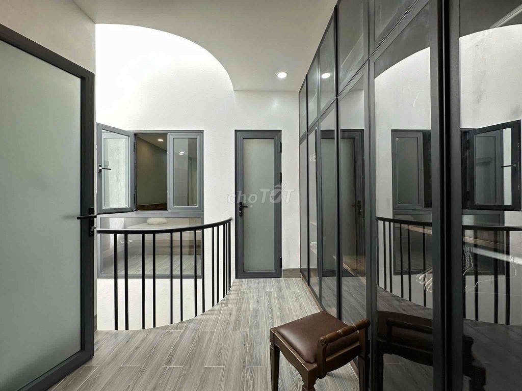 - Four-story, four-story, four-story toilets near Hoàng Sa County 1.