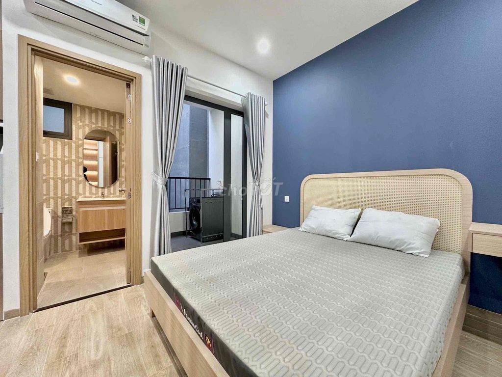 The apartment is a balcony bedroom full of Nam Kỳ Khởi Nghĩa.
