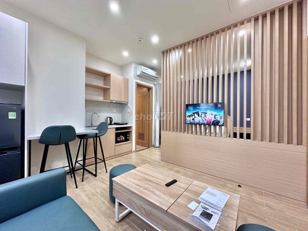 The apartment is a balcony bedroom full of Nam Kỳ Khởi Nghĩa.