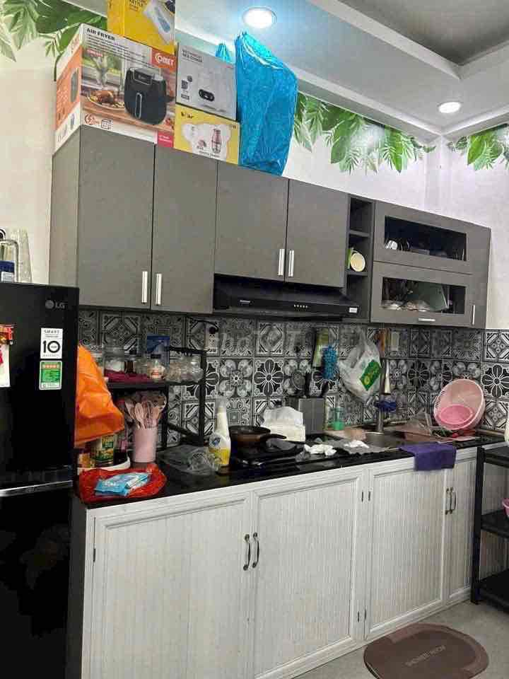 It's a 339 market near the University of Culture. Two bedrooms, two toilets, seven million a month. One air conditioning.