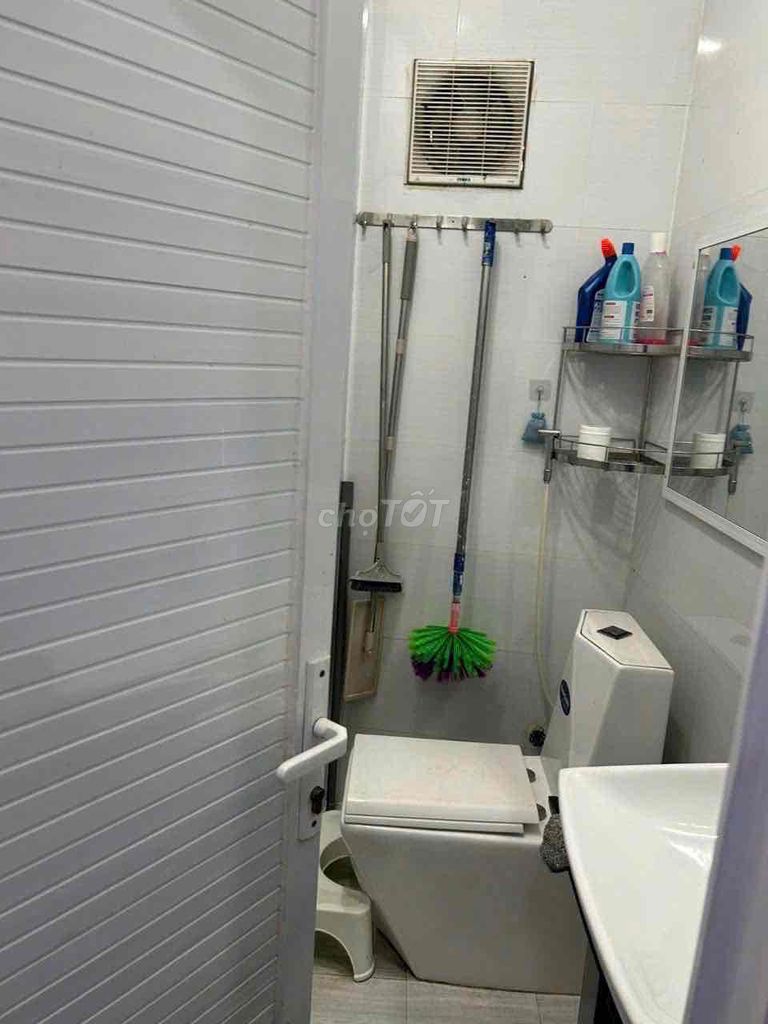 It's a 339 market near the University of Culture. Two bedrooms, two toilets, seven million a month. One air conditioning.