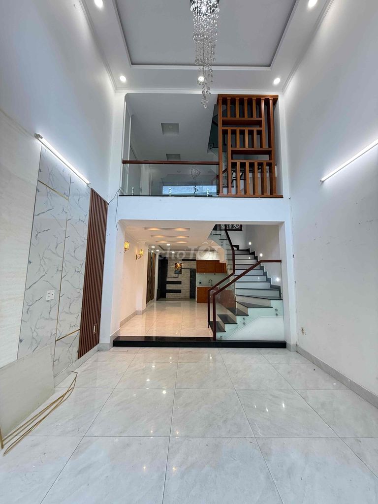 Rent the original four bedrooms with a car garage - 5 toilets