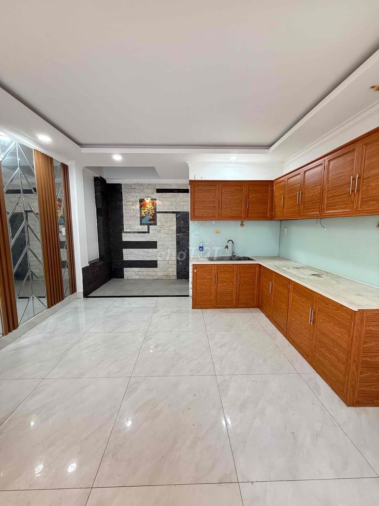 Rent the original four bedrooms with a car garage - 5 toilets