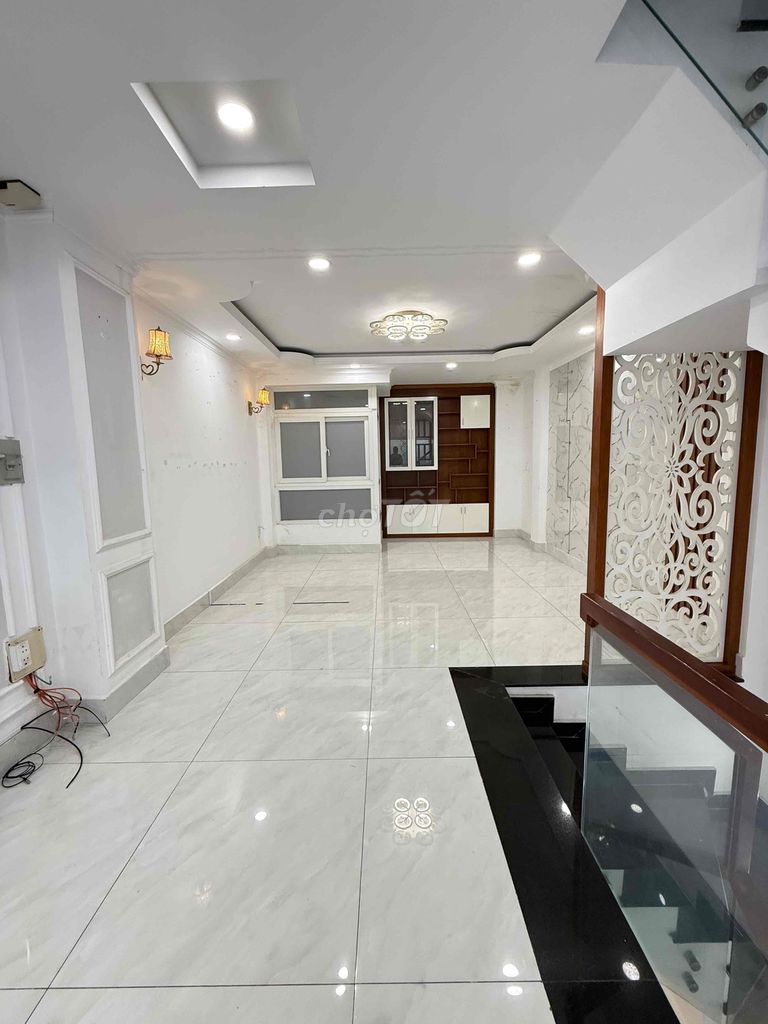 Rent the original four bedrooms with a car garage - 5 toilets