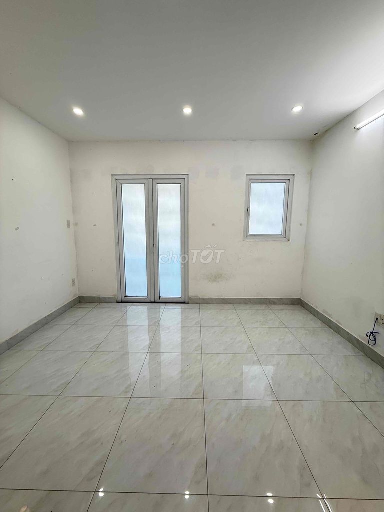 Rent the original four bedrooms with a car garage - 5 toilets