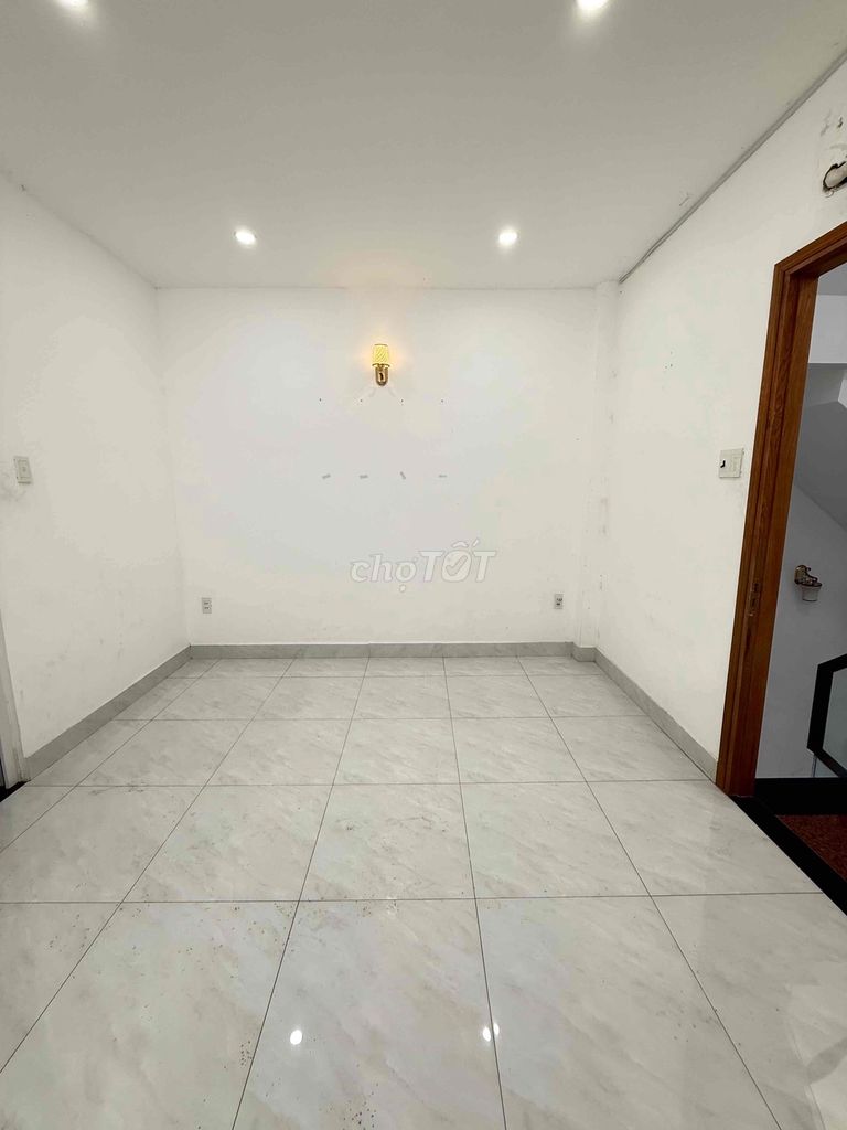 Rent the original four bedrooms with a car garage - 5 toilets
