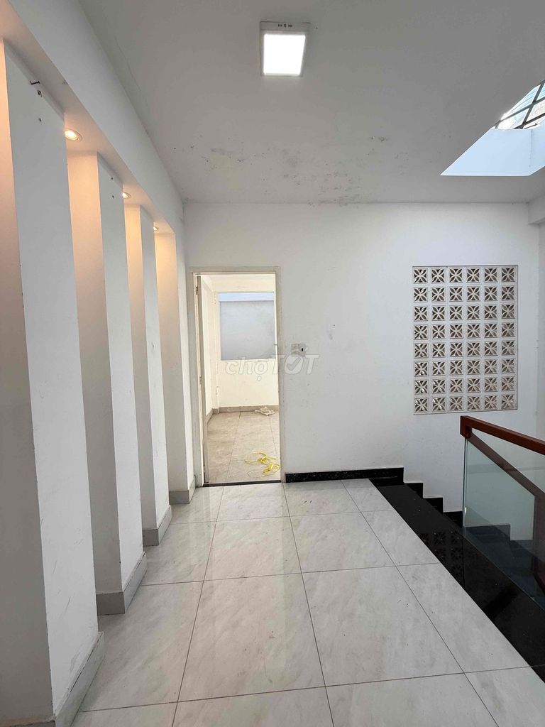 Rent the original four bedrooms with a car garage - 5 toilets