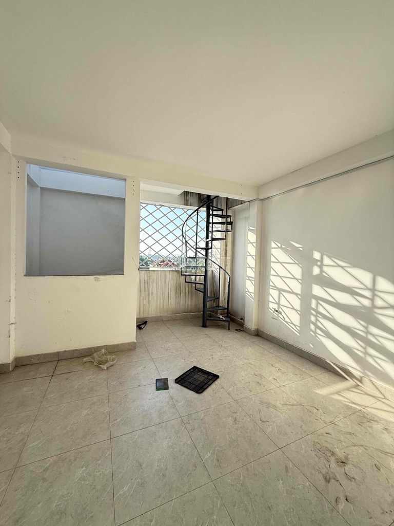Rent the original four bedrooms with a car garage - 5 toilets