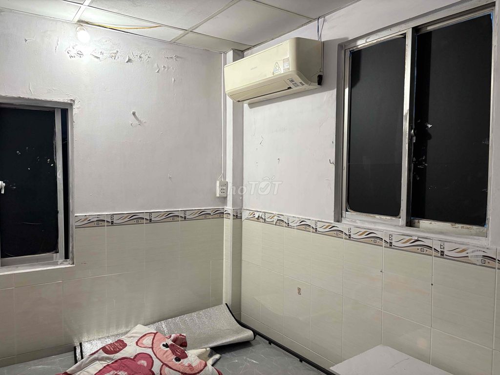 Rent a room with interiors and furniture in the 7th.