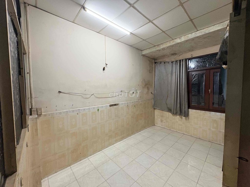 Rent a room with interiors and furniture in the 7th.