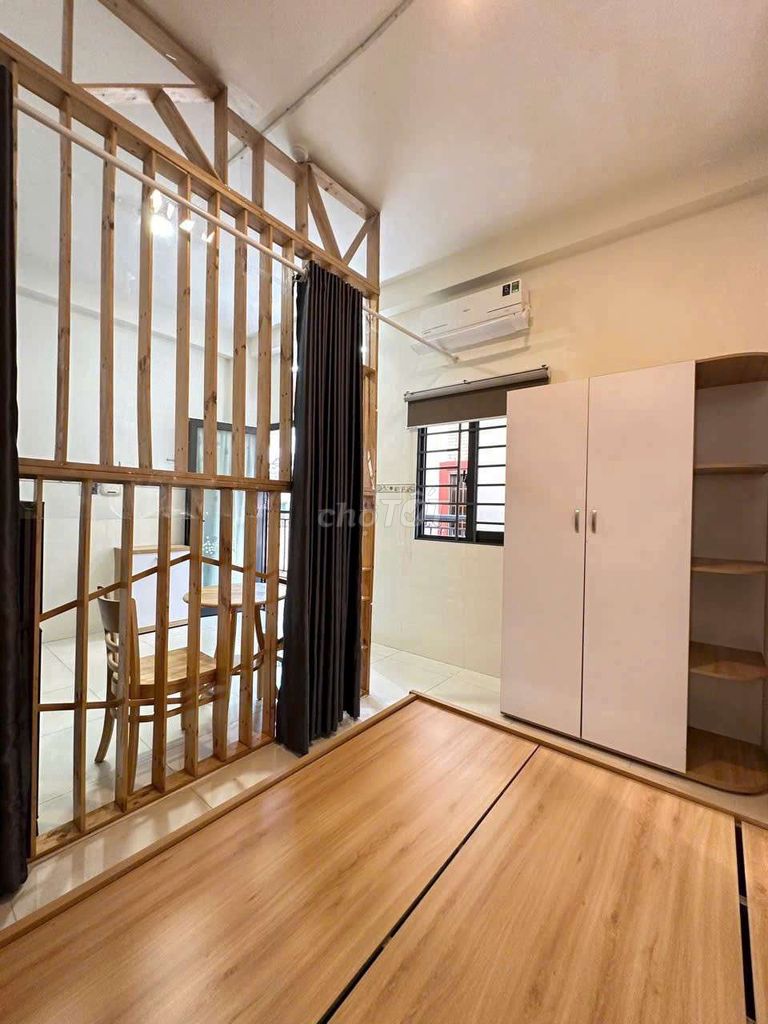Full interior - right on Hoàng Hoa Thám.