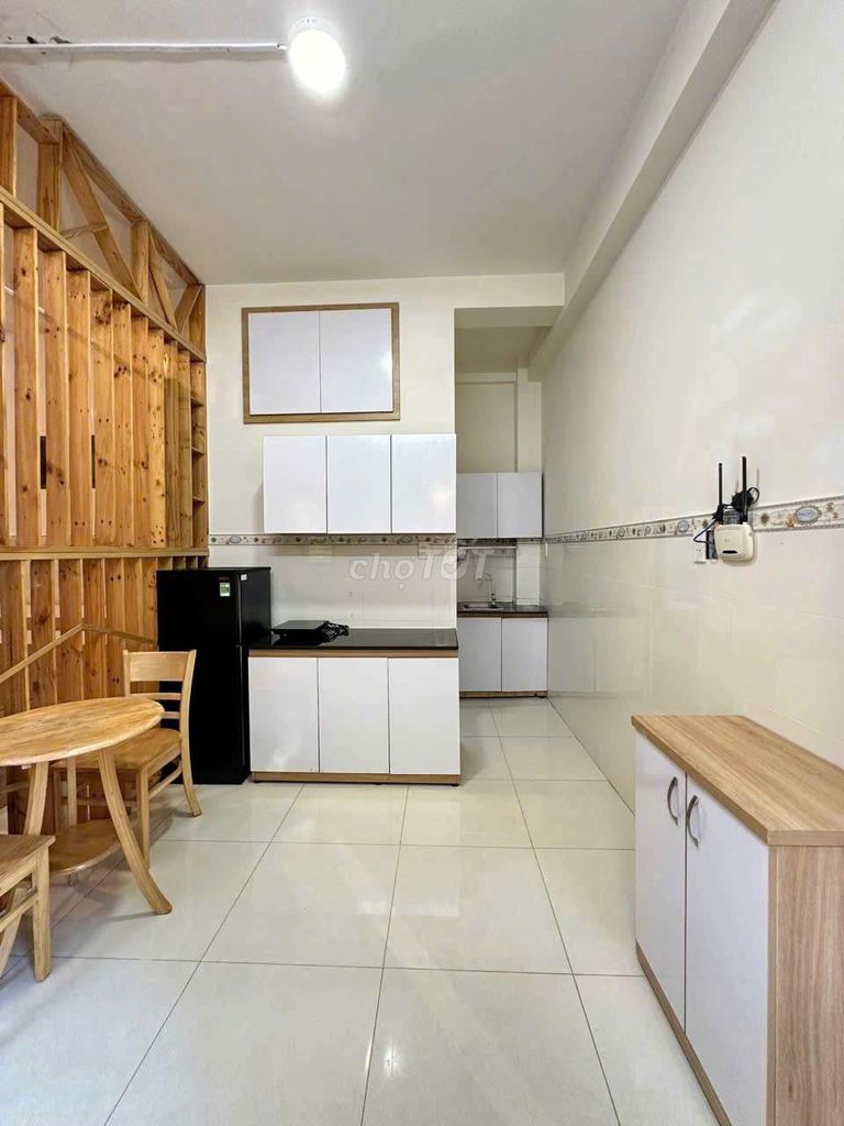 Full interior - right on Hoàng Hoa Thám.