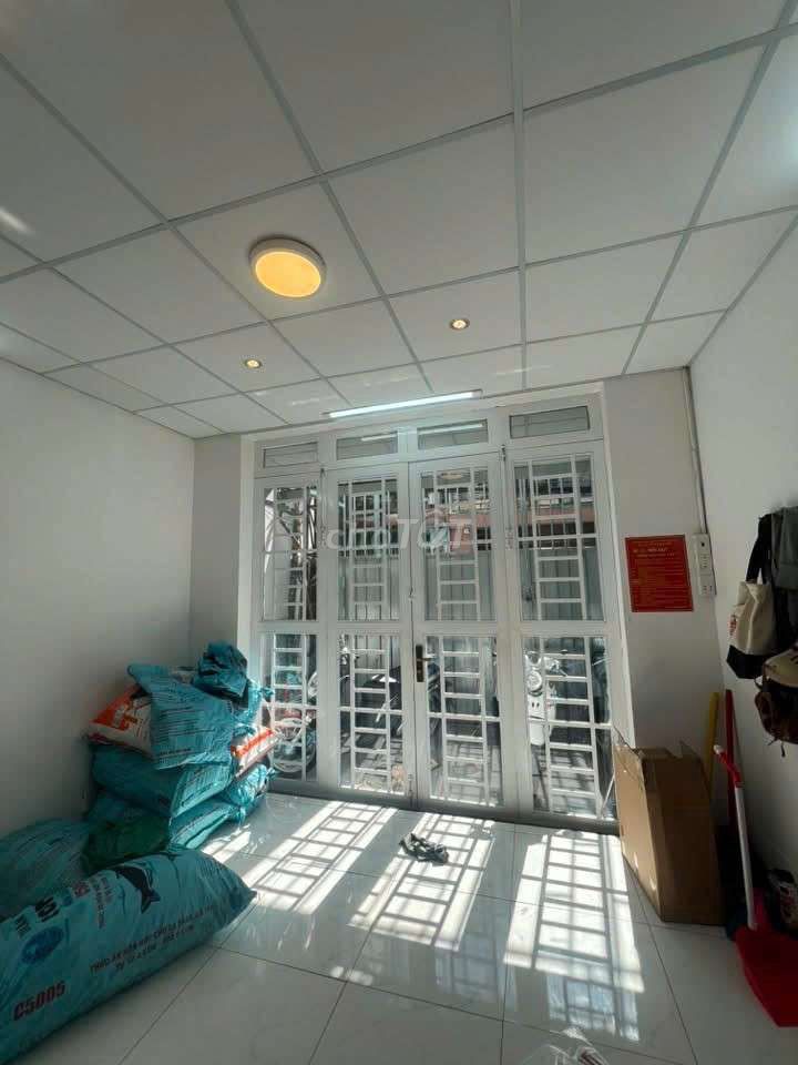13 million x 21 m. One bedroom. Three air conditioning machines.