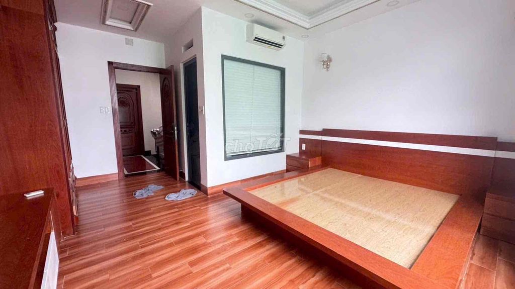 The three bedrooms are united. Three air conditionings.
